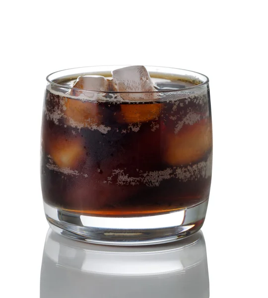 Freshly poured dark soda with ice in glass — Stock Photo, Image