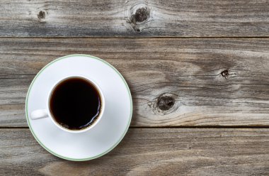 Taze kahve Kupası ve yaşlı ahşap daire 