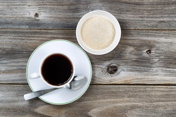 Verse koffie met suiker op leeftijd hout — Stockfoto