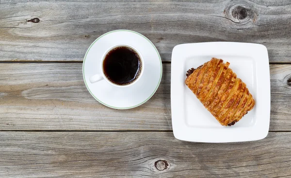 Café quente e croissant acabado de fazer — Fotografia de Stock