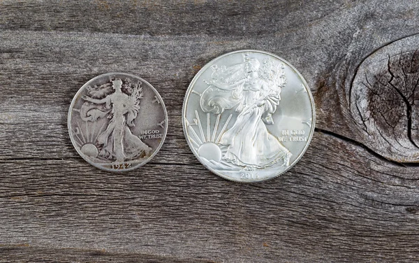 Срібні напівдолар і доларові монети — стокове фото