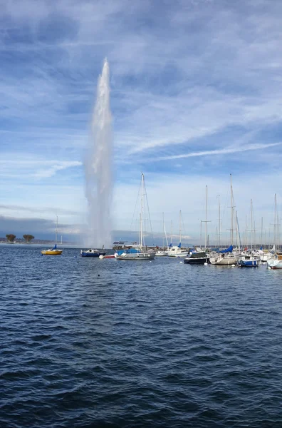 Lago de Ginebra Suiza con fuente de agua en otoño Temporada — Foto de Stock