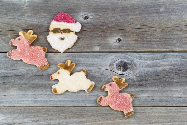 Weihnachtsplätzchen auf rustikalem Holz — Stockfoto