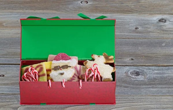 お菓子でいっぱいの休日ギフト ボックス — ストック写真