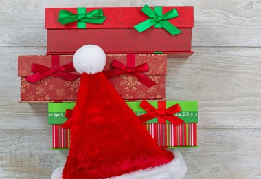 Noel Baba şapkası ve sarılmış hediyeler 