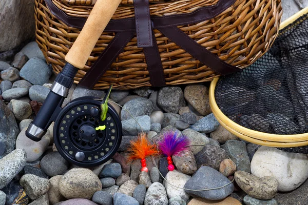 Équipement de pêche sur pierres de lit de rivière — Photo