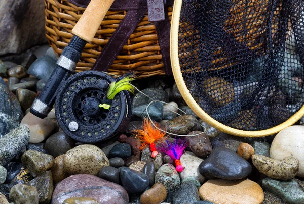 Artículos de pesca en piedras húmedas del río — Foto de Stock