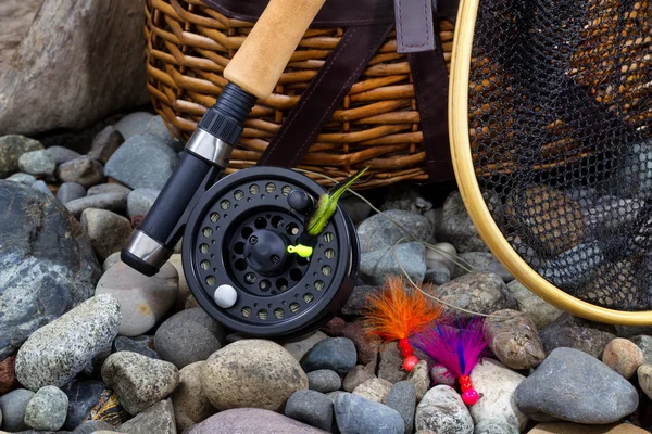 Engins de pêche sur les rochers de lit de rivière — Photo