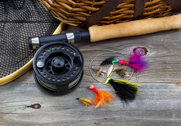 Engrenagem de pesca em madeira rústica — Fotografia de Stock