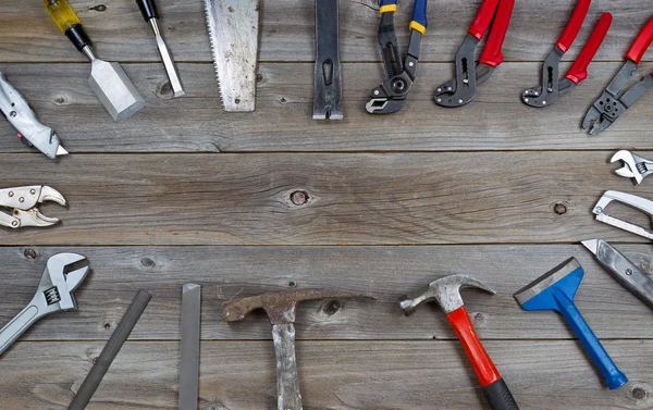 Werkzeugkreis auf rustikalen Holzbrettern — Stockfoto