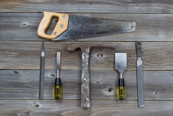 Herramientas de mano en tableros de madera rústica — Foto de Stock