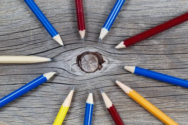 Circle of Pencils on Wood — Stock Photo, Image