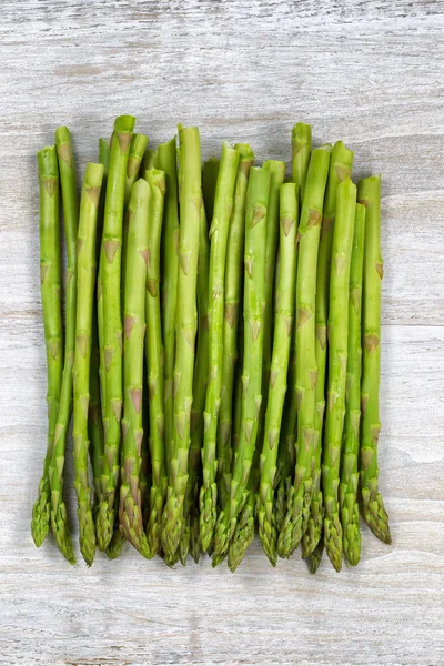 Stapel van verse asperges op rustieke wit hout — Stockfoto