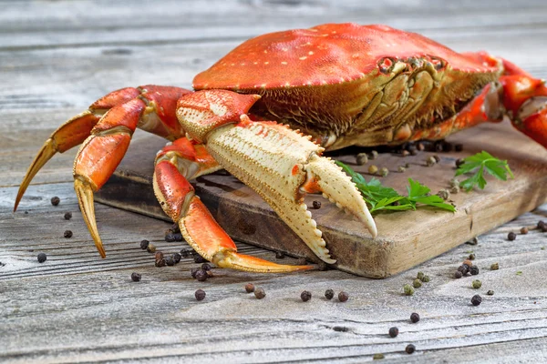 Crabe cuit à la vapeur sur le tableau du serveur — Photo