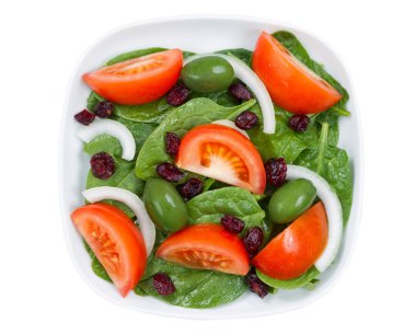 Üst görünüm, taze salata kadar plaka üzerinde beyaz izole kapatmak 