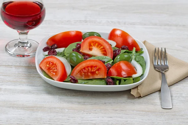 Ensalada y vino tinto para la cena —  Fotos de Stock