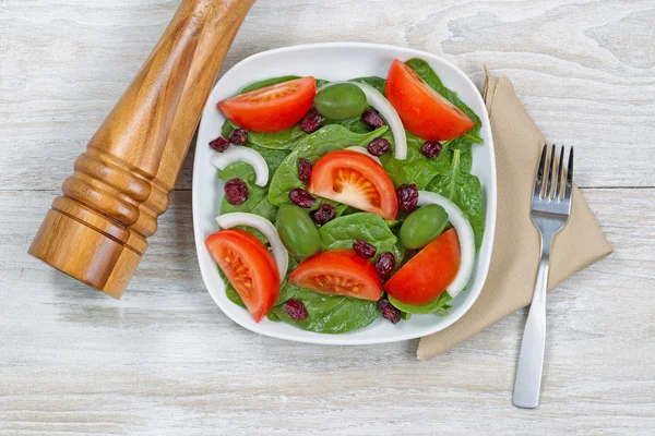 Ensalada con molino de pimienta de madera —  Fotos de Stock