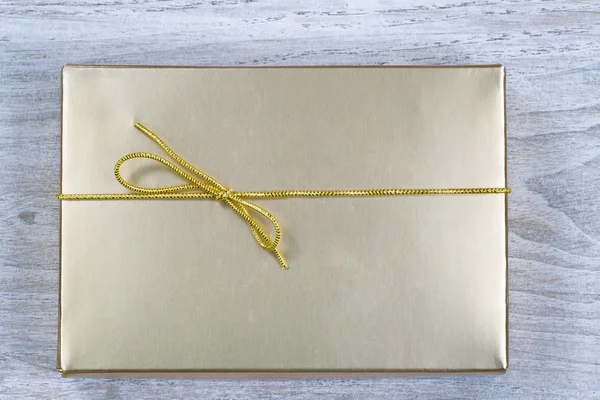 Scatola regalo avvolta d'oro per le vacanze — Foto Stock