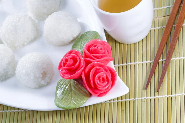 Frische süße chinesische Reisbällchen und Tee — Stockfoto