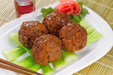 Sulu köfte ve kırmızı şarap ile sebze