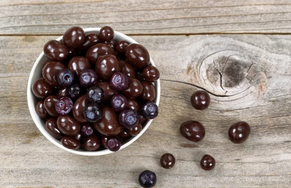 Mörk rika choklad och blåbär i skål — Stockfoto