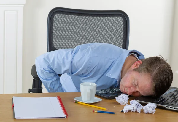 中年の男性が職場で眠りに落ちる — ストック写真