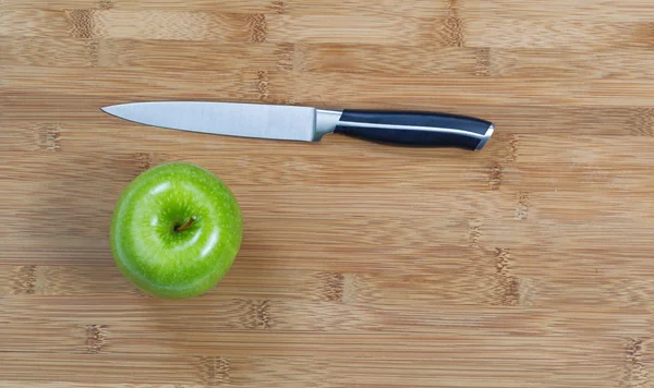 Frischer ganzer Apfel mit Schnittmesser zum Verzehr bereit — Stockfoto