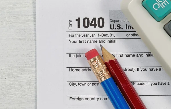 Fermeture du formulaire d'impôt avec des objets d'affaires au-dessus — Photo