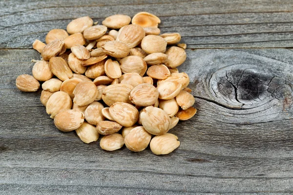 Almendras sobre madera —  Fotos de Stock