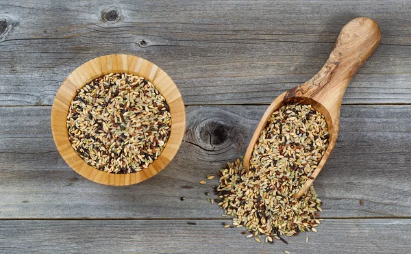 Orez din cereale integrale în ustensile de bucătărie din lemn pe lemn rustic — Fotografie, imagine de stoc