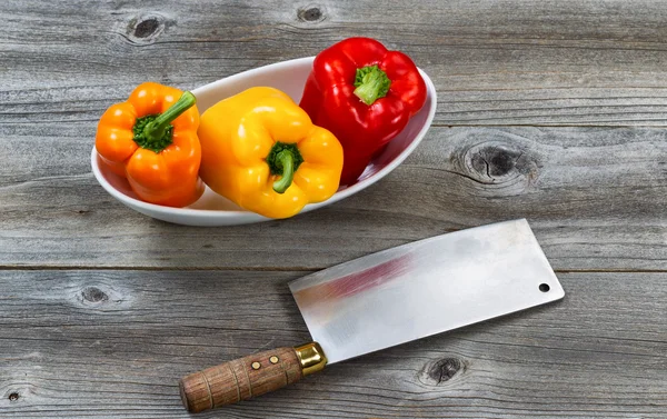 Fresh Bell Peppers in white bowl ready for cleaning — Stock Photo, Image