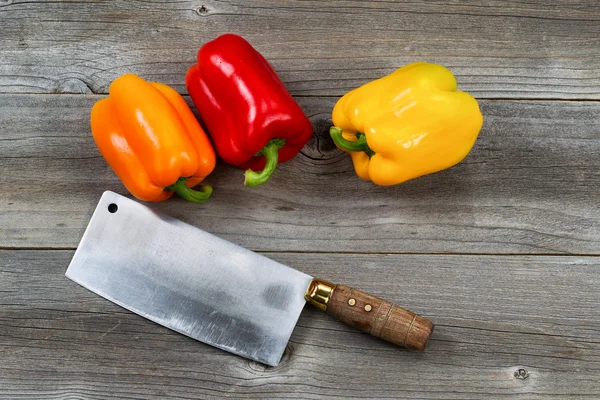 Paprika och kniv på ålder trä — Stockfoto