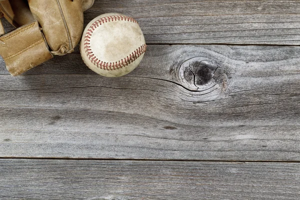 Gamla Baseball Mitt med begagnade boll på rustika trä — Stockfoto