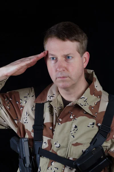 Soldado masculino saudando sob os braços — Fotografia de Stock