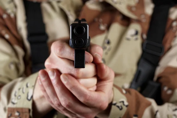 Αρσενικό στρατιώτης δείχνει το όπλο του προς τα εμπρός — Φωτογραφία Αρχείου