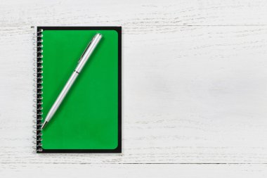 Defteri ve kalem masa üzerinde