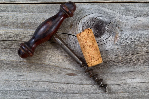 Vintage Corkscrew met één gebruikte kurk op rustieke hout — Stockfoto