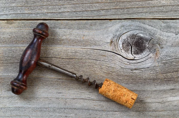 Sacacorchos Vintage con corcho adjunto en madera rústica — Foto de Stock