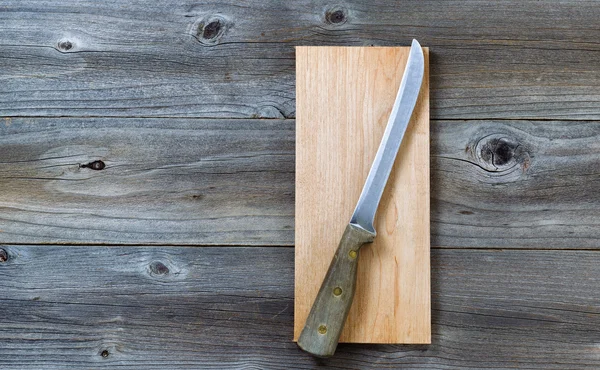 Винтажный нож на разделочной доске — стоковое фото