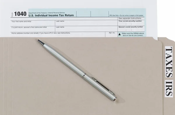 Formulaire d'impôt sur le revenu des particuliers avec stylo encre et dossier — Photo