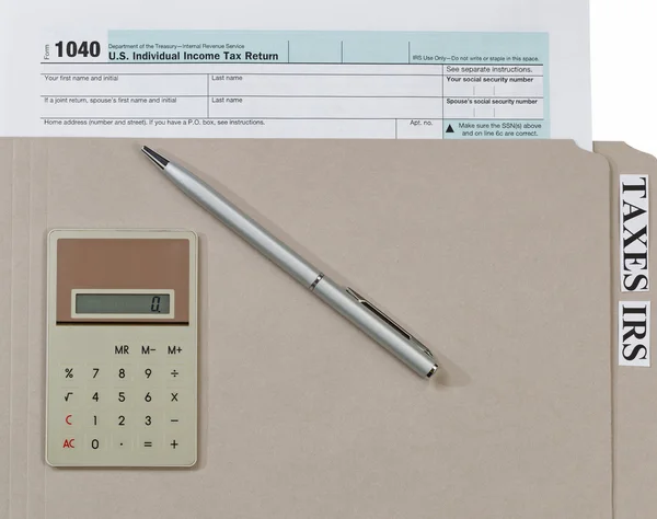 Formulário de imposto de renda individual dentro da pasta com caneta de tinta e calcul — Fotografia de Stock