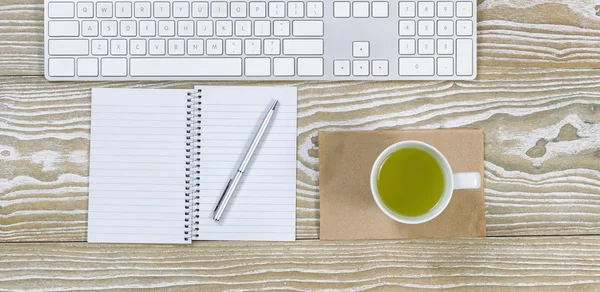 Desktop di ufficio con bevanda di tè verde — Foto Stock