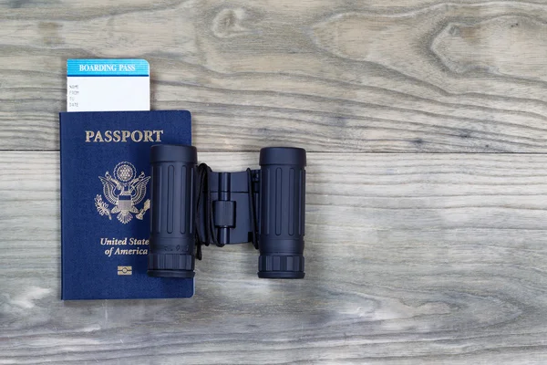 미국 여권 및 나무에 쌍안경 — 스톡 사진