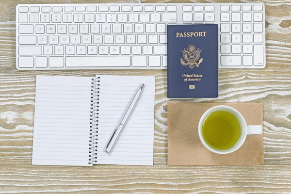 Schreibtisch im Büro mit US-Pass und grünem Tee — Stockfoto