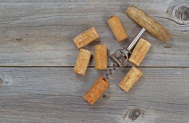 Birkaç şarap mantarlar ve açacağı kullanılan ahşap üzerine 