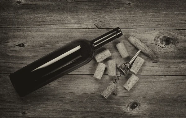 Винтажное традиционное вино и открывалка на выдержанном дереве — стоковое фото