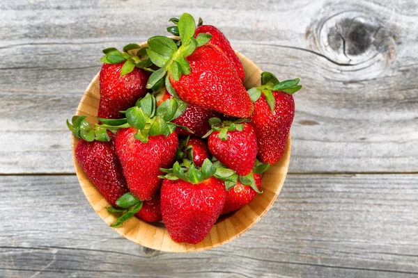 신선한 잘 익은 딸기를 먹을 준비가 — 스톡 사진