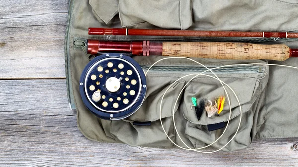 Equipo de pesca de trucha en chaleco de pesca — Foto de Stock