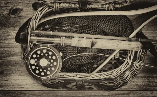 Creel fyldt med antikke ørred fiskeri udstyr - Stock-foto