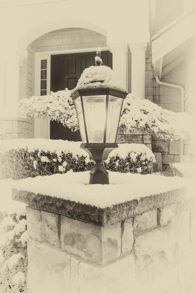 冬の間に屋外のビンテージ スタイル ランプ — ストック写真
